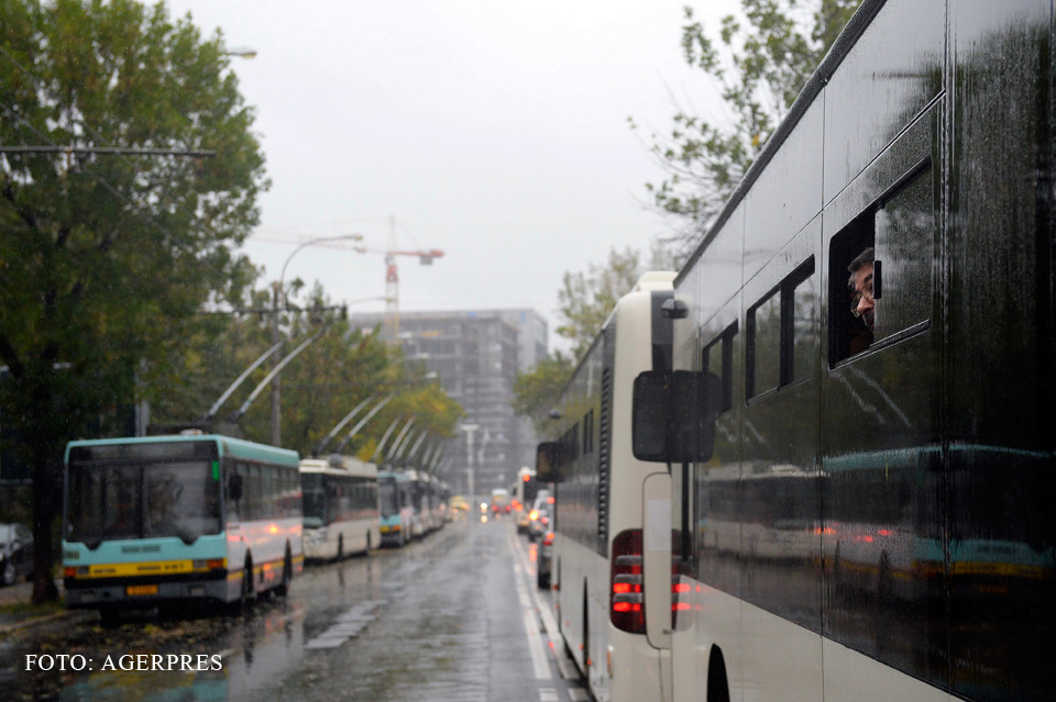 Ploi abundente in Bucuresti. In imagine: troleibuze blocate si trafic ingreunat pe bd. Vasile Milea.