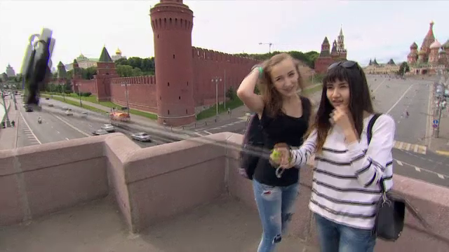 Moda selfie-urilor a luat o intorsatura dramatica In Rusia. Cum isi risca tinerii viata de dragul unei fotografii