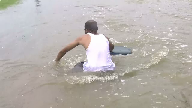 Un orasel din Texas s-a transformat intr-un iaz cu peste, dupa inundatii abundente. Localnicii au pescuit de pe peluza casei