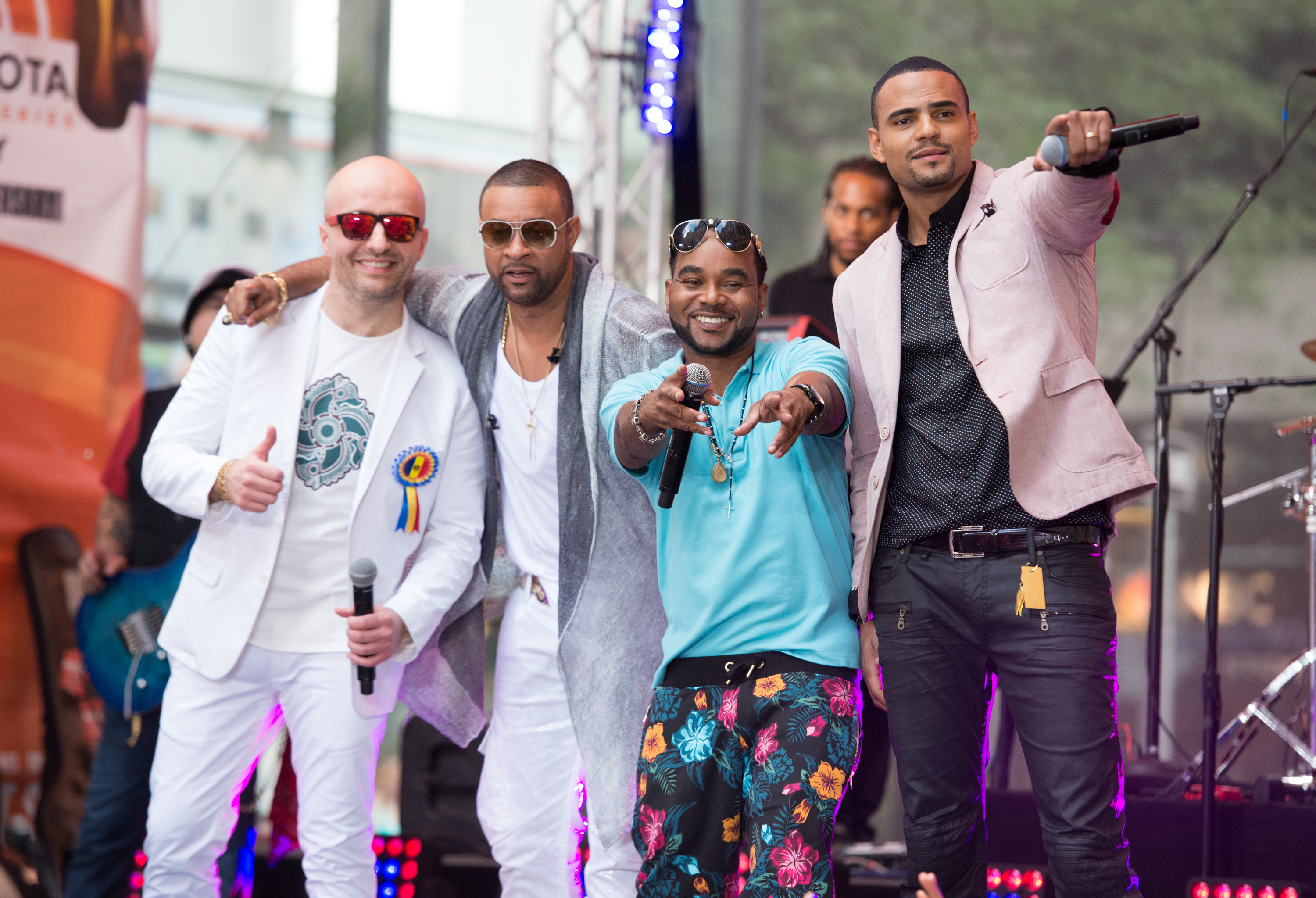 De la "Of, viata mea" pana pe scena din Rockefeller Plaza. Costi Ionita, alaturi de Shaggy, LIVE pe NBC. FOTO