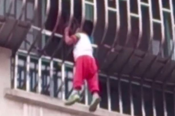 Momentul infricosator in care un baiat a ramas suspendat la etajul al treilea, agatat doar cu capul intre gratii. VIDEO