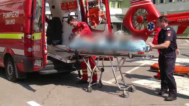 Un copil de 10 ani s-a injunghiat in timp ce taia un pepene pentru fratele lui. Unde se afla mama lor in acel moment