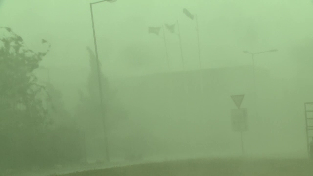 Suvoaie de apa au inundat complet metroul din Budapesta. Imagini filmate in timpul potopului venit dupa canicula