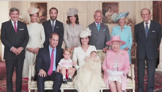 Familia regala britanica a dat publicitatii fotografiile oficiale de la botezul printesei Charlotte