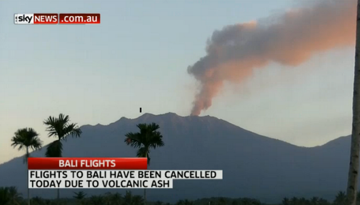 Mii de turisti, blocati pe aeroporturile din Indonezia. Eruptia vulcanului Mount Raung perturtba traficul aerian