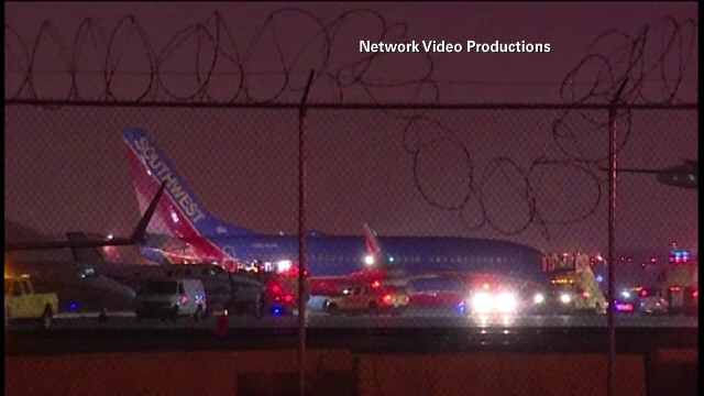 Panica la bordul unui avion Southwest Airlines. Pasagerii au privit ingroziti cum unul dintre motoare explodeaza la decolare