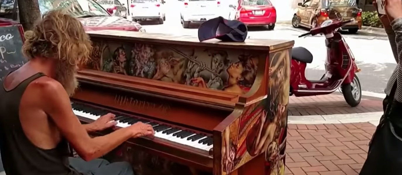 A trait pe strazi 7 ani si renuntase complet la speranta. Cum arata acest om al strazii dupa ce a fost tuns si barbierit