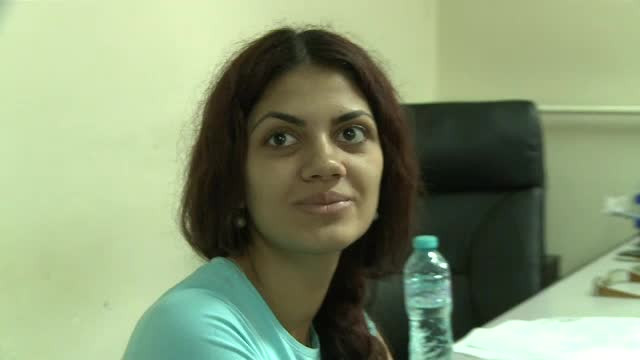 Roxana are 2 la mate si 4 la romana, dar vrea "o masina mica" din banii de somaj. Cine sunt tinerii care cer ajutor dupa BAC