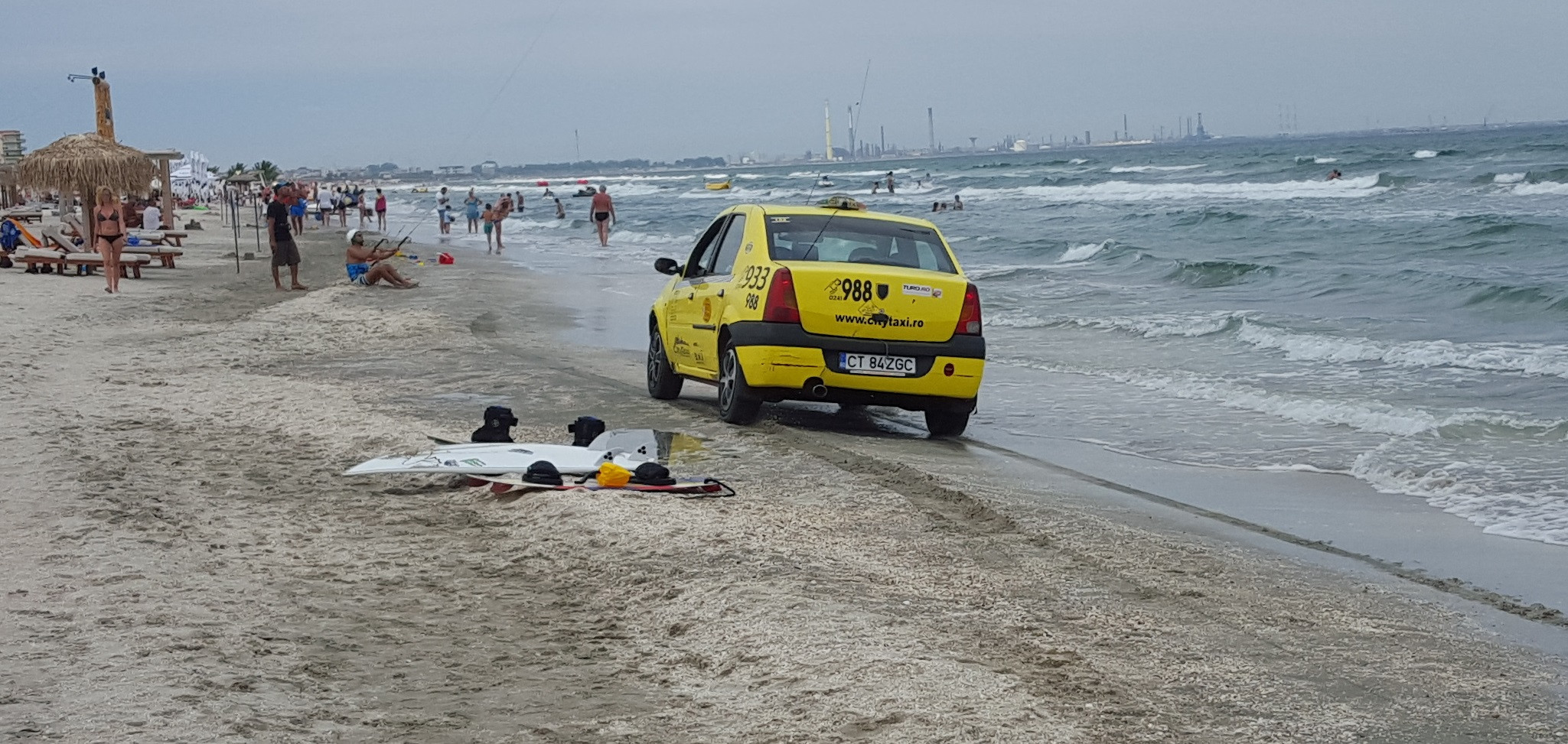 Un taximetrist a platit cu slujba o cursa pana la sezlongul unui client