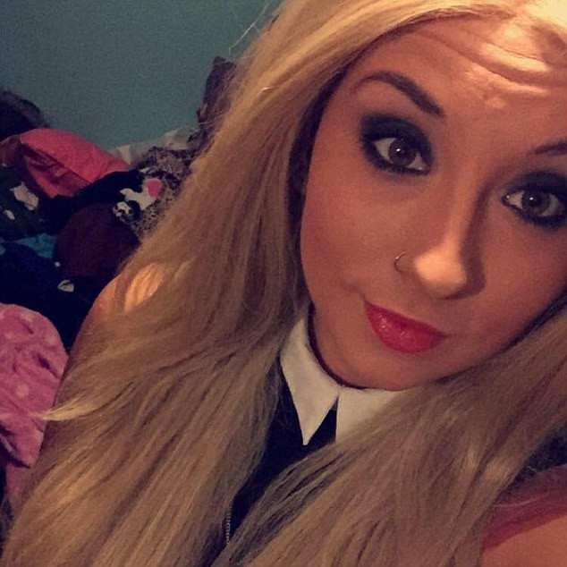 In trei saptamani i-a cazut parul si a chelit complet. Cum arata aceasta tanara de 18 ani cand isi da jos peruca