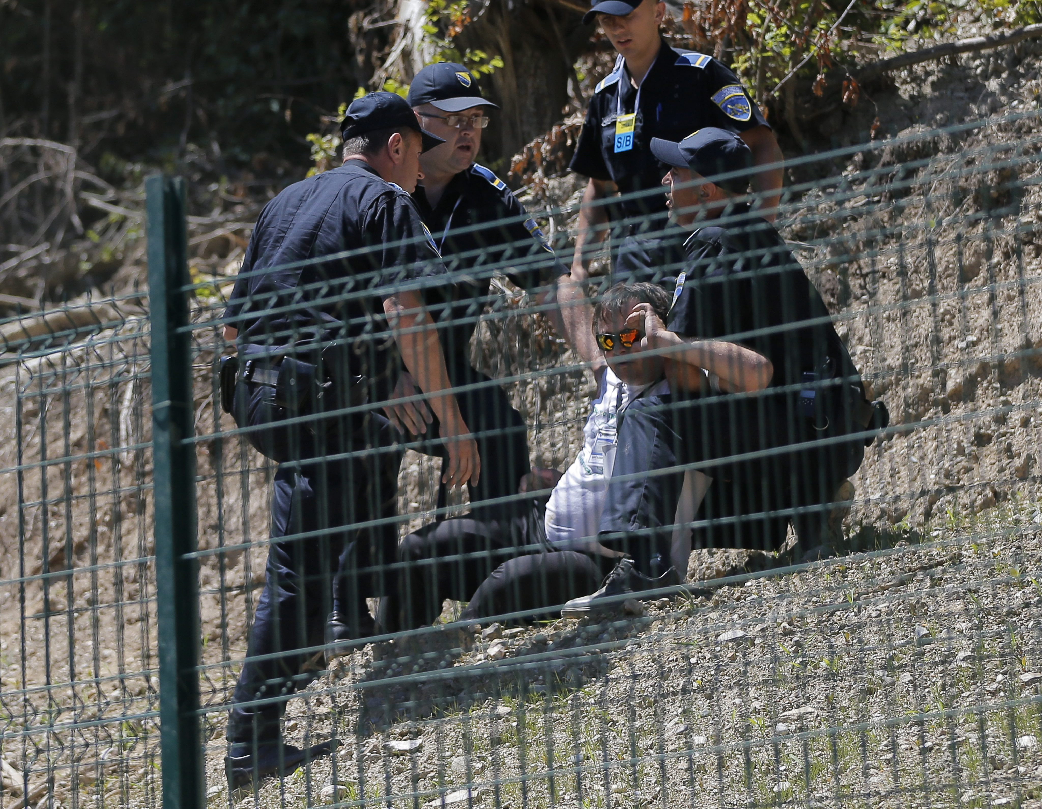 Premierul sarb, LOVIT cu o piatra la comemorarea masacrului din Srebrenica. Sarbii acuza o "tentativa de asasinat". VIDEO