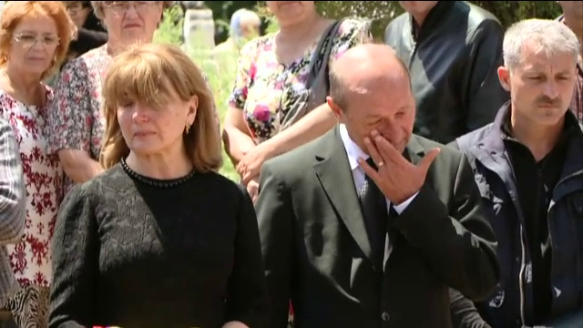 Socrul lui Traian Basescu, condus pe ultimul drum. Fiicele presedintelui au mers la Suceava pentru inmormantare