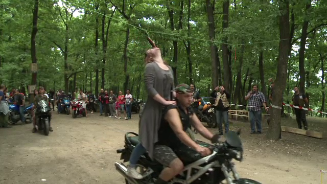 Locul din Romania unde si-au dat intalnire motociclistii din tara. Cum s-au organizat cele mai trasnite concursuri pe motor