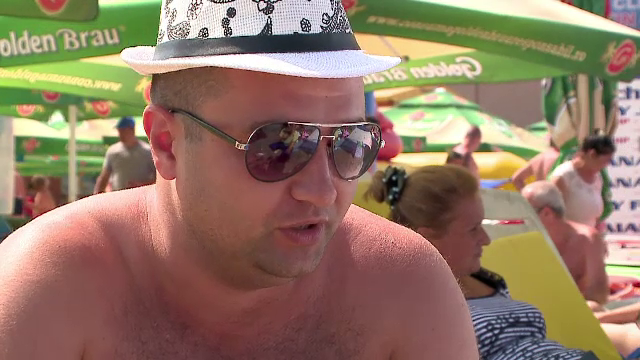 S-au trezit cu noaptea-n cap ca sa prinda un sezlong pe plaja. Cu cati bani a venit la mare un turist din R Moldova: "Merita"