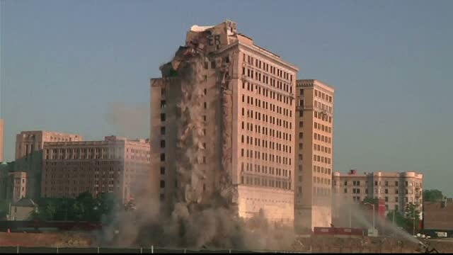 Hotel construit in anii '20, demolat prin implozie. Operatiunea a costat 900.000 de dolari. FOTO