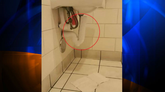 A mers cu copilul la toaleta cafenelei, cand fiul ei a observat ceva sub chiuveta. Angajatii au chemat imediat politia