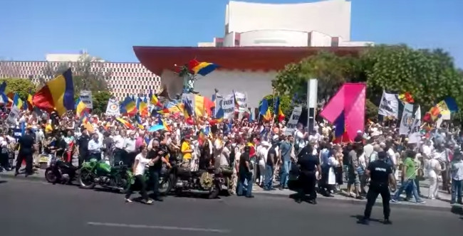 Mars pentru Unire. Cei 1000 de tineri, veniti pe jos de la Chisinau, au ajuns la Cotroceni. "Avem emotii si lacrimi in ochi"