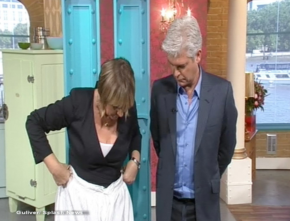 O pereche de chiloti cu talie inalta ai reginei Victoria, vanduta la licitatie cu suma record de 17.200 de euro