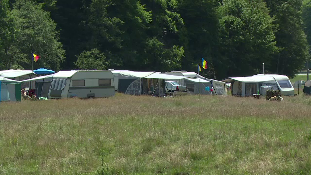 Au fugit de aglomeratia din oras la poalele muntilor, in Prahova. Cine sunt romanii care traiesc in rulote sase luni pe an