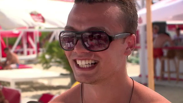 Cum agata in club barbatii veniti singuri la Mamaia. "Trebuie sa arati cat de cat si un pic de vrajeala: Bei sampanie?"