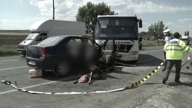 Doi oameni au murit intr-un accident grav provocat de soferul unui autocar. Manevra gresita care a provocat tragedia