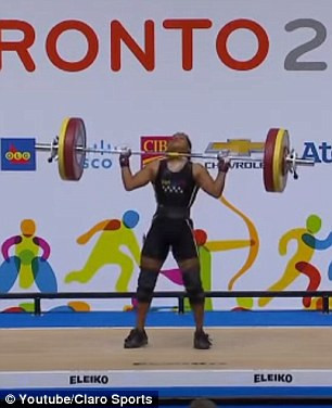 Concursul de haltere putea sa se termine cu o tragedie. Ce s-a intamplat cu o concurenta care a scapat greutatile. VIDEO