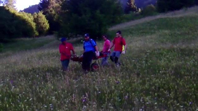 Cadavru descoperit in padure, la poalele masivului Piatra Craiului. Politistii suspecteaza ca barbatul a murit de cateva luni