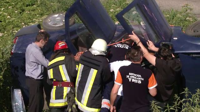 Drum catre manastire cu ghinion. Doua femeie, grav ranite, dupa ce masina in care se aflau a fost spulberata de un tractor