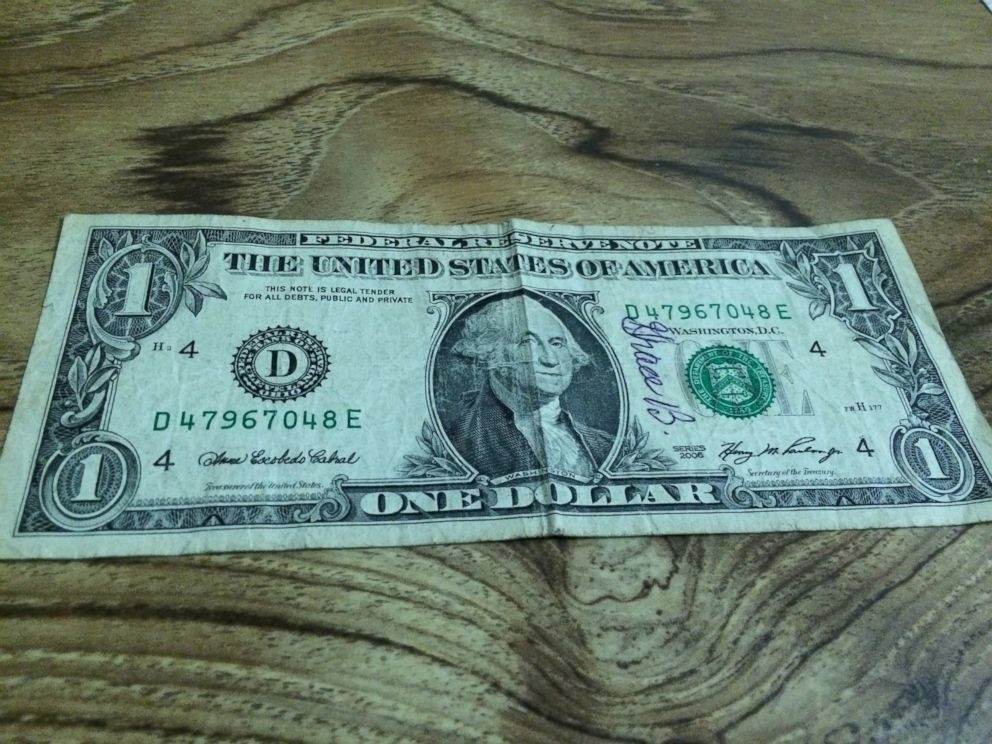 A primit rest 1 dolar si i-a stat inima in loc cand a vazut ce scria pe bancnota: "Am inceput sa plang"