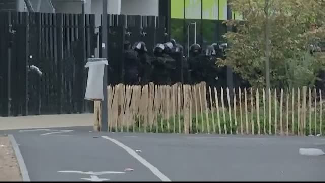 18 persoane au iesit din magazinul Primark, luat cu asalt in aceasta dimineata. Dilema politiei: cine sunt agresorii?