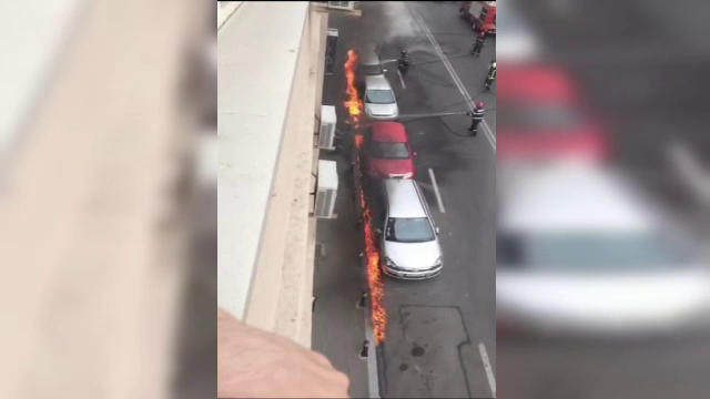 O masina a luat foc la 10 minute dupa ce a fost parcata in centrul Capitalei. Alte doua autoturisme au ars in incendiu