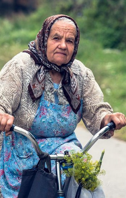 La 84 de ani, o batranica din Alba pedaleaza zilnic peste 2 kilometri sa-si lucreze gradina: "Mai bine asa decat pe jos"