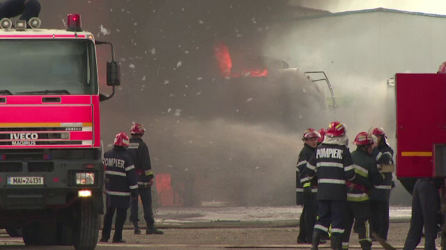 Pericol mare de explozie in Ploiesti. Patru cisterne cu 100 de tone de combustibil au luat foc