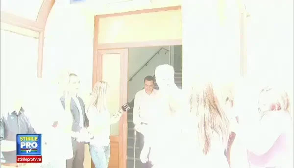 Victor Ponta, la iesirea din sediul DNA: Mi-ati rupt carja