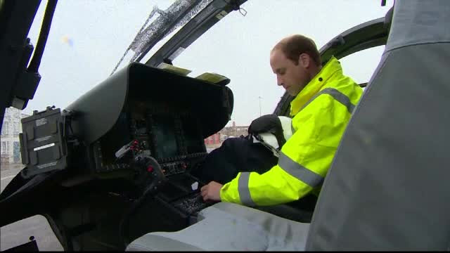 Printul William si-a inceput programul la noua slujba: pilot pe un elicopter ambulanta. Ce salariu are nepotul reginei