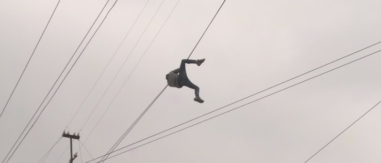 Un rus a traversat, agatat de cablurile de telefon, o cunoscuta strada din Sankt Petersburg. VIDEO