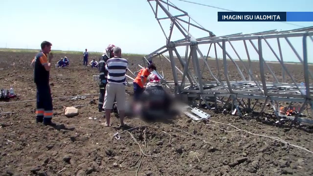 Un barbat a murit strivit de un stalp de inalta tensiune, iar un altul a fost ranit. Procurorii au deschis o ancheta