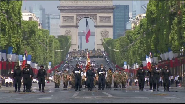 Imagini de la parada de 3,5 milioane de euro, organizata in Paris, de ziua Frantei. Defilarea a fost mai restransa