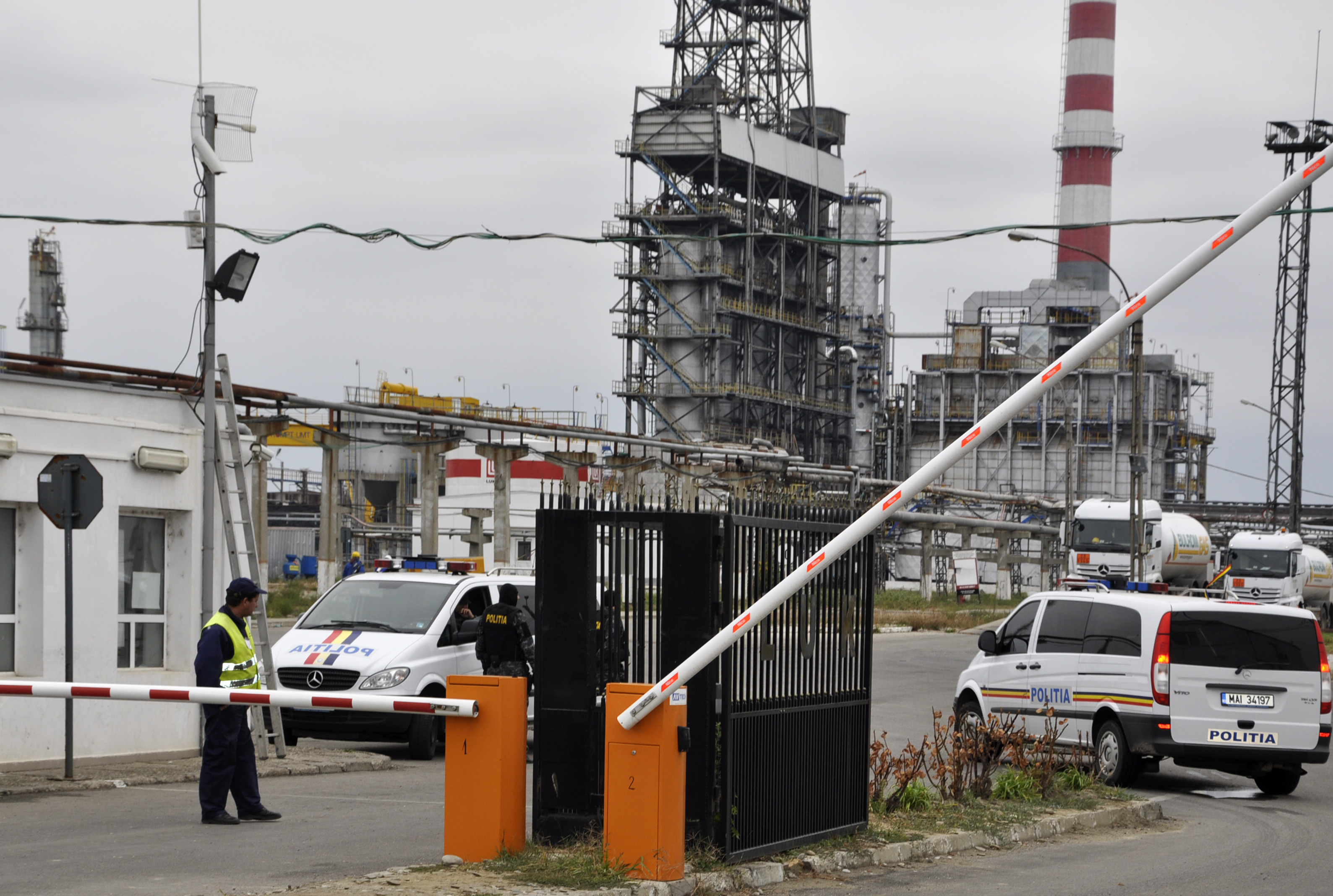 Lukoil avertizeaza ca ar putea inchide rafinaria din Romania: "Daca se va pune poprire, va trebui sa facem asta"