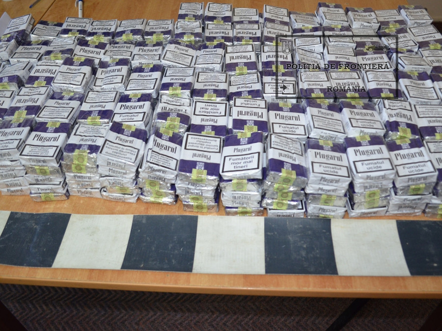 Traficantii moldoveni au ascuns 8.000 de tigari in cel mai neasteptat loc. Ce i-a determinat pe politisti sa ii controleze