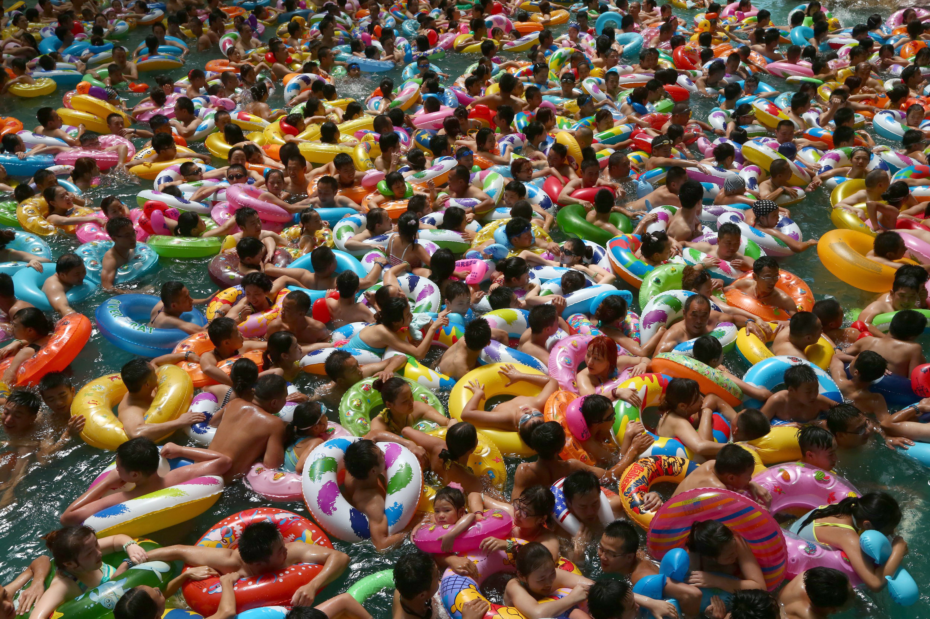 Cea mai aglomerata piscina din lume: cum se inghesuie 8000 de chinezi sa prinda un "petic" de apa, intr-o zi caniculara VIDEO