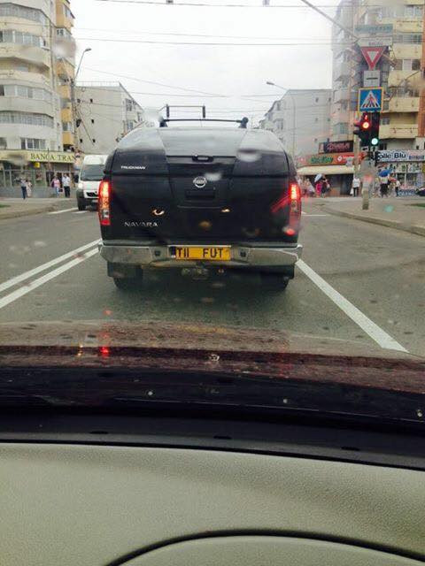 Ce numar de inmatriculare si-a ales un sofer. Imaginea surprinsa la un semafor din Bacau. FOTO