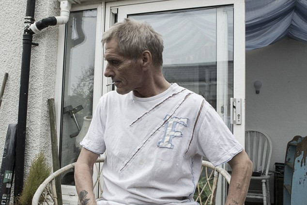 "N-am mai fost treaz de la 15 ani". Vrea sa renunte la alcool, dupa ce a baut cate 33 de beri pe zi timp de 45 de ani