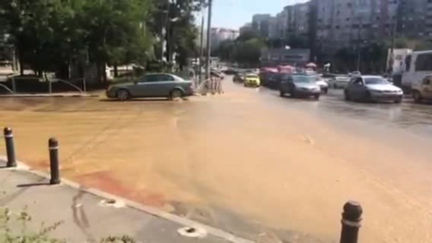 De miercuri dimineata, Capitala mai are un rau, pe langa Dambovita. Peticele de asfalt au cedat din cauza fortei apei. VIDEO