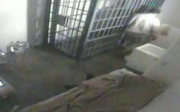 Momentul in care "El Chapo", lordul drogurilor, a evadat din celula sa, surprins de camere. Filmarea a fost facuta publica