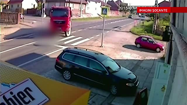 Imaginile va pot afecta emotional. O mama si fiul ei, spulberati pe o trecere de pietoni din Sibiu, de un camion