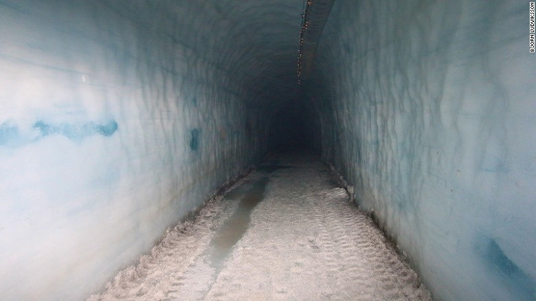 Cea mai mare pestera din lume construita intr-un ghetar: a costat 2.5 mil USD. Cum arata in interior si cat costa un tur