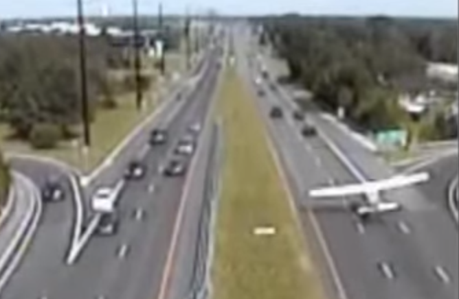 Momentul in care un avion aterizeaza fortat pe o autostrada din New Jersey. Trei soferi au scapat ca prin urechile acului