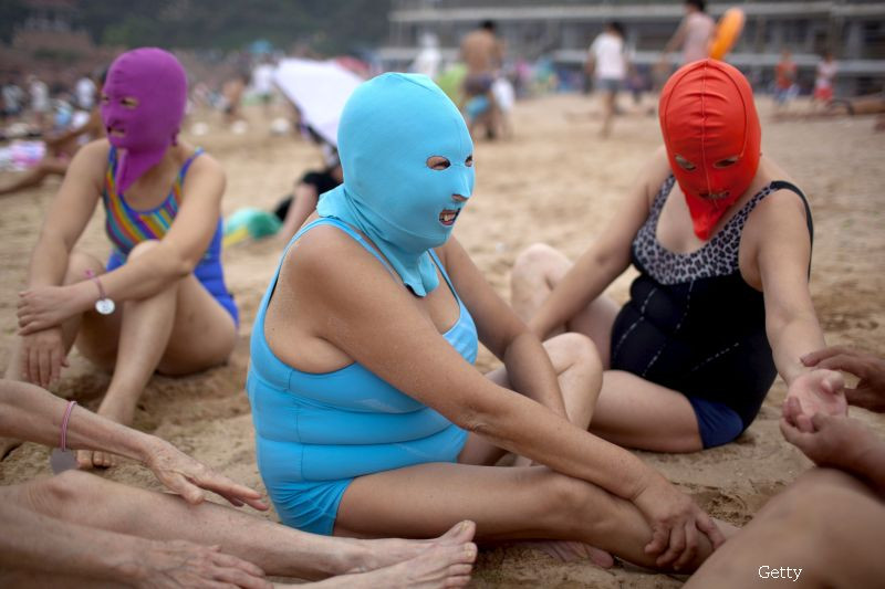 Noua moda pe plajele din China: Facekini. Motivul pentru care chinezoaicele nu ies din casa fara o masca pe fata