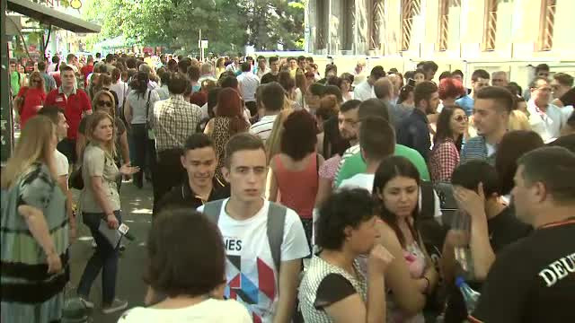 6.000 de tineri au stat si 5 ore la coada pentru a se inscrie la facultate. Multi dintre ei viseaza deja la primul salariu